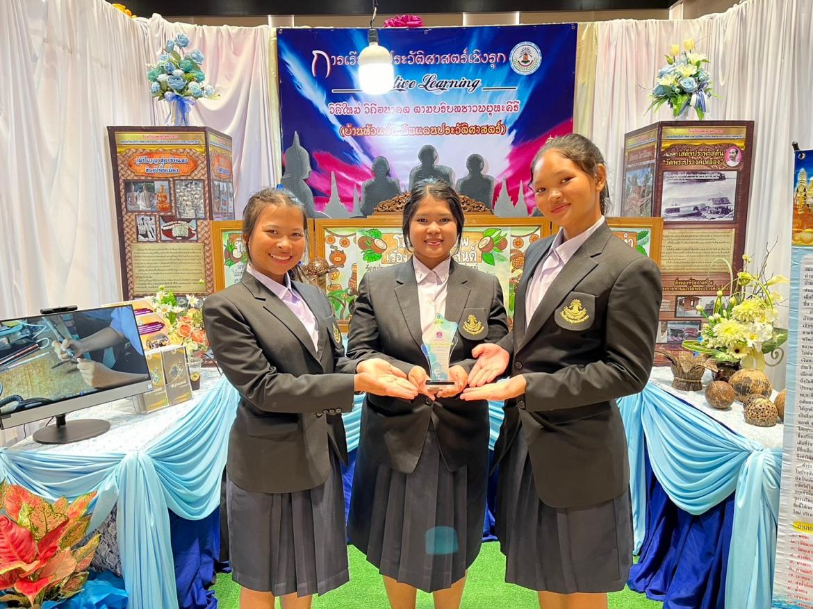 โรงเรียนพยุหะพิทยาคม  ร่วมจัดนิทรรศการแสดงผลงาน ประกวดผลงานโครงการดีเด่น และรับโล่เชิดชูเกียรติ รางวัลชมเชย โครงการพัฒนาศูนย์ยกระดับคุณภาพชุมชนและการศึกษา